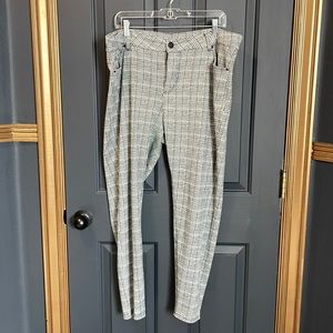 Herringbone ponte pant. It has pockets!